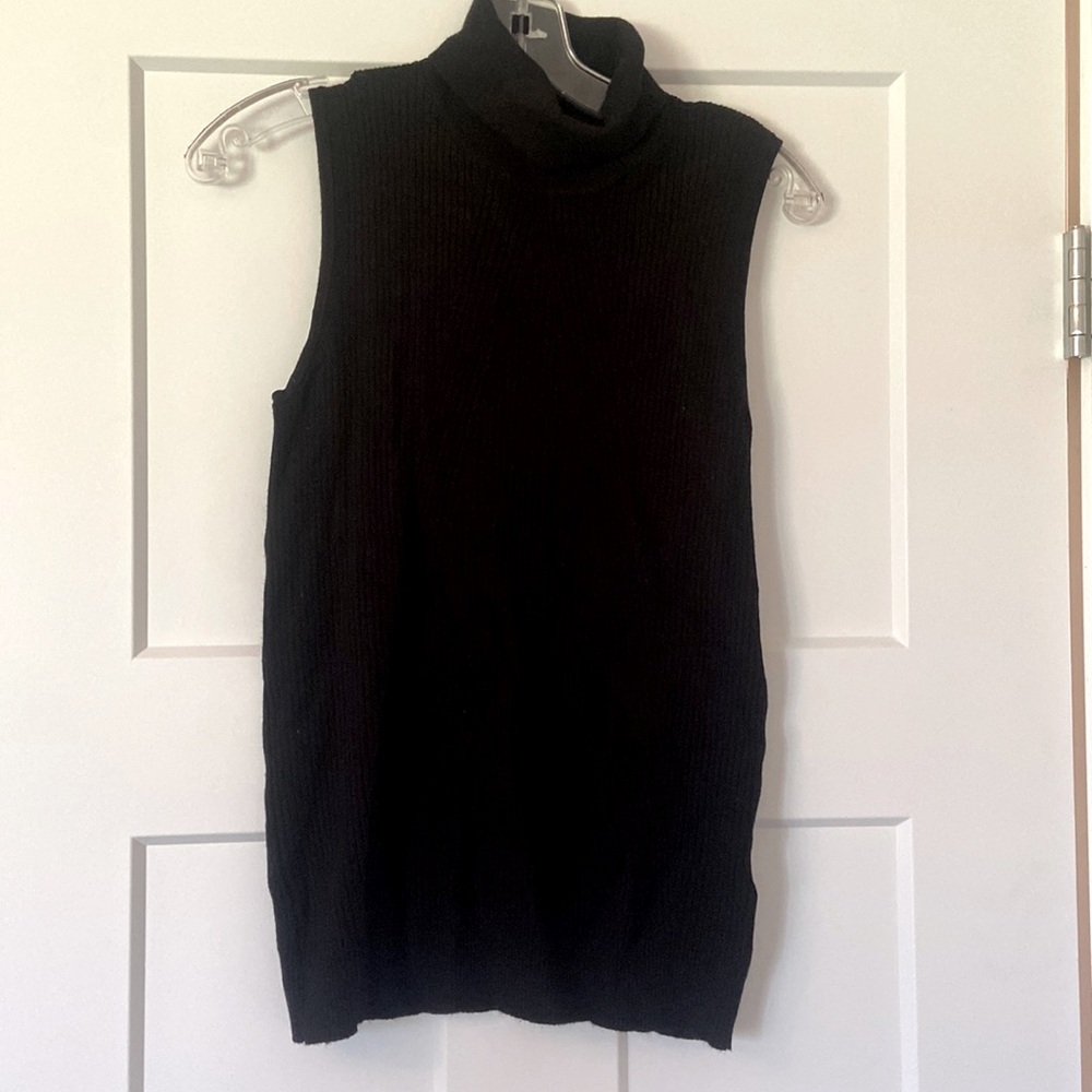 Turtle neck sleeveless sweater